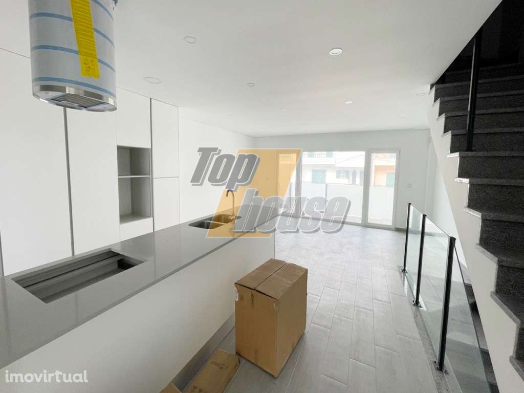 Moradia em banda V2+3 - Vale de Milhaços - Corroios - Grande imagem: 2/31