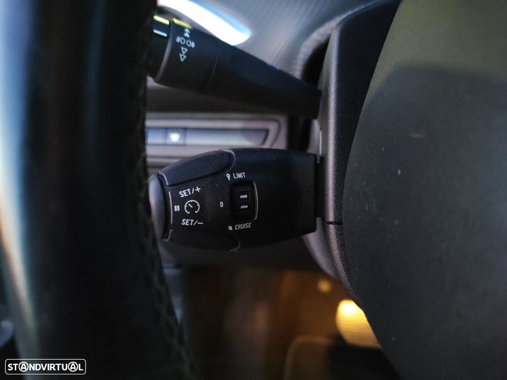 Peugeot 2008 1.2 PureTech Allure EAT6 - 30