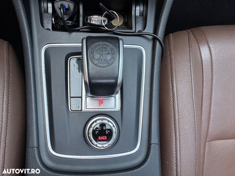 Mercedes-Benz A 45 AMG 4Matic AMG Speedshift 7G-DCT - 24