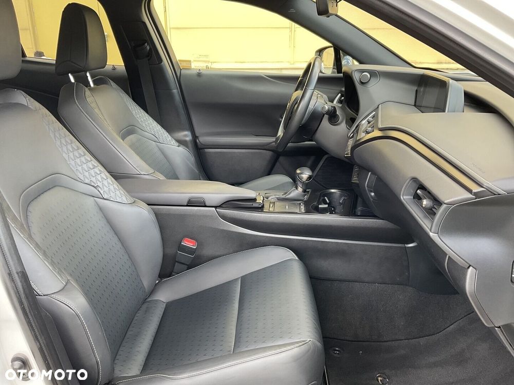 Lexus UX - 10