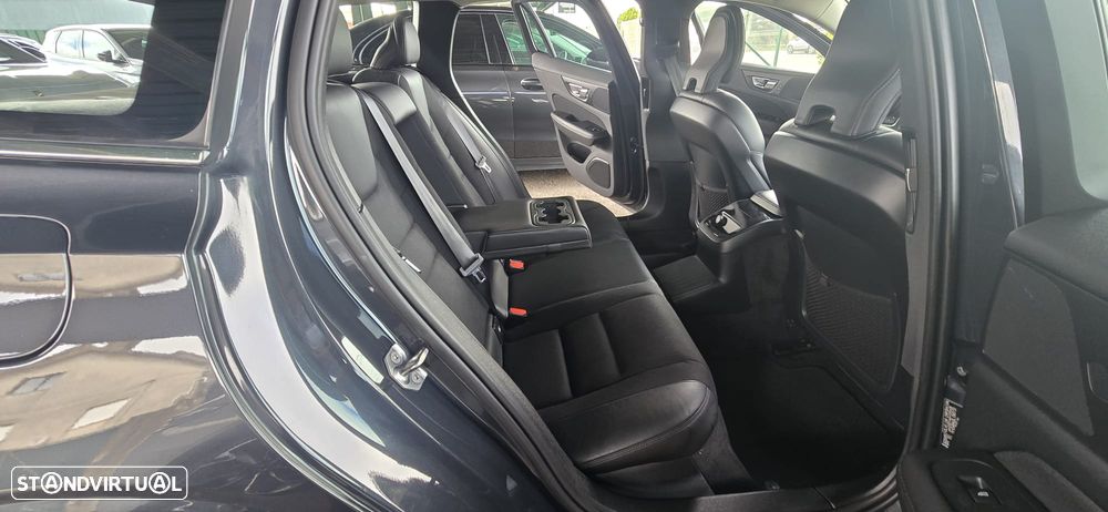 Volvo V60 2.0 T8 AWD TE Momentum Plus - 25