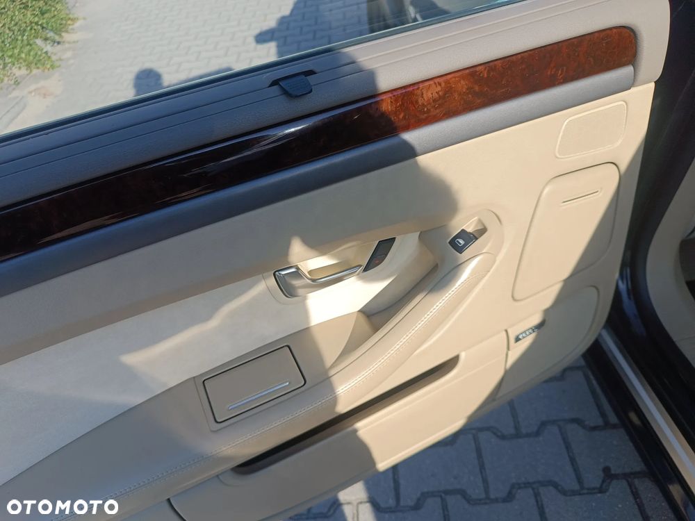 Audi A8 4.2 L Quattro - 16