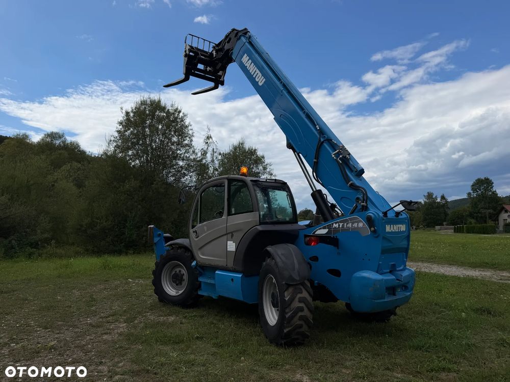 Manitou MT1440. Ładowarka Teleskopowa 14 metrów wysuw! UDŹWIG 4 TONY! Przebieg 2500 mtg. Maszyna jak Nowa z SALONU. 2017 rok. z Norwegii z Gospodarstwa rolnego! Silnik PERKINS Turbo 110 km. Aktualne Serwisy w Dekra. Nowy Model sterowane wszystko z 1 dżojstika. Ani deka luzów czy wycieku. OKAZJA! Jazda REWERS + 4 biegi. Skręt 3 tryby. Wyjście Hydrauliczne na maszcie, Poziomowanie ośi stabilizatory! Wyjścia Hydrauliczne na maszt! Okazja Ani deka luzów i wycieków. Wersja Norweska. Wielka Okazja  Opony jak Nowe! - 2