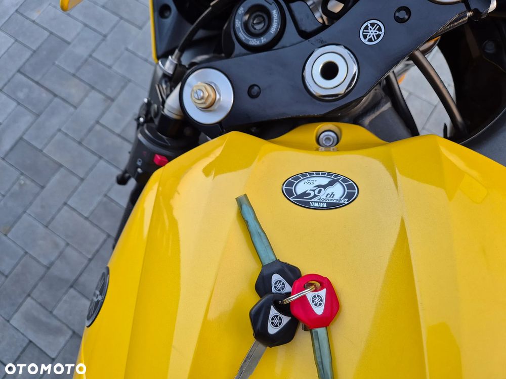 Yamaha R1 - 4