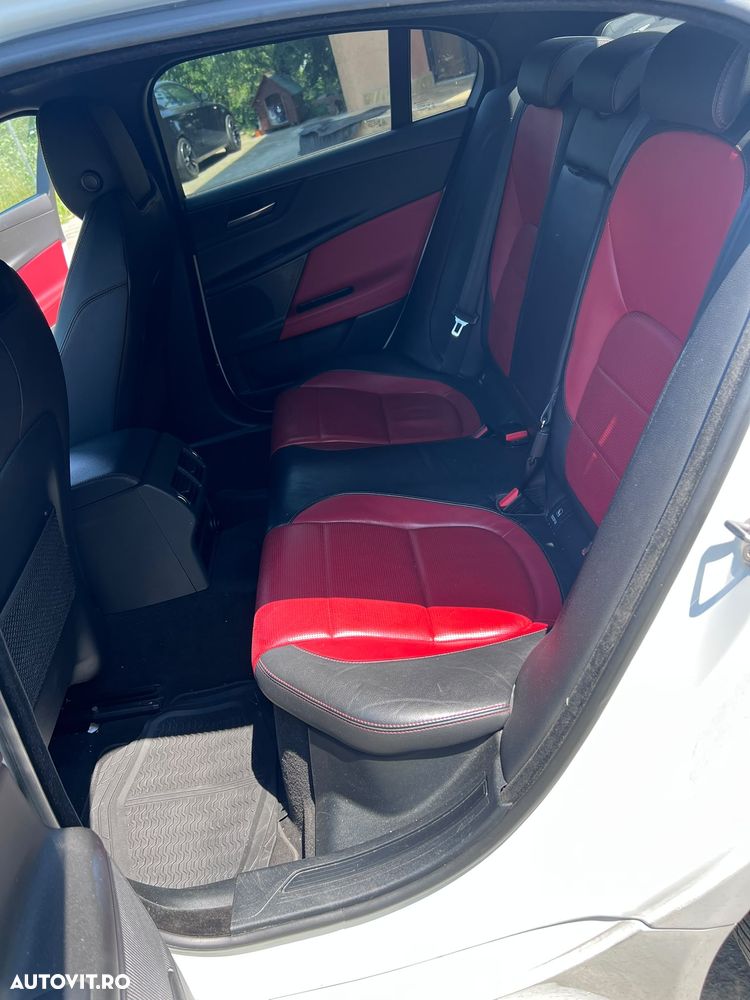 Jaguar XE 2.0 AWD R-Sport - 18