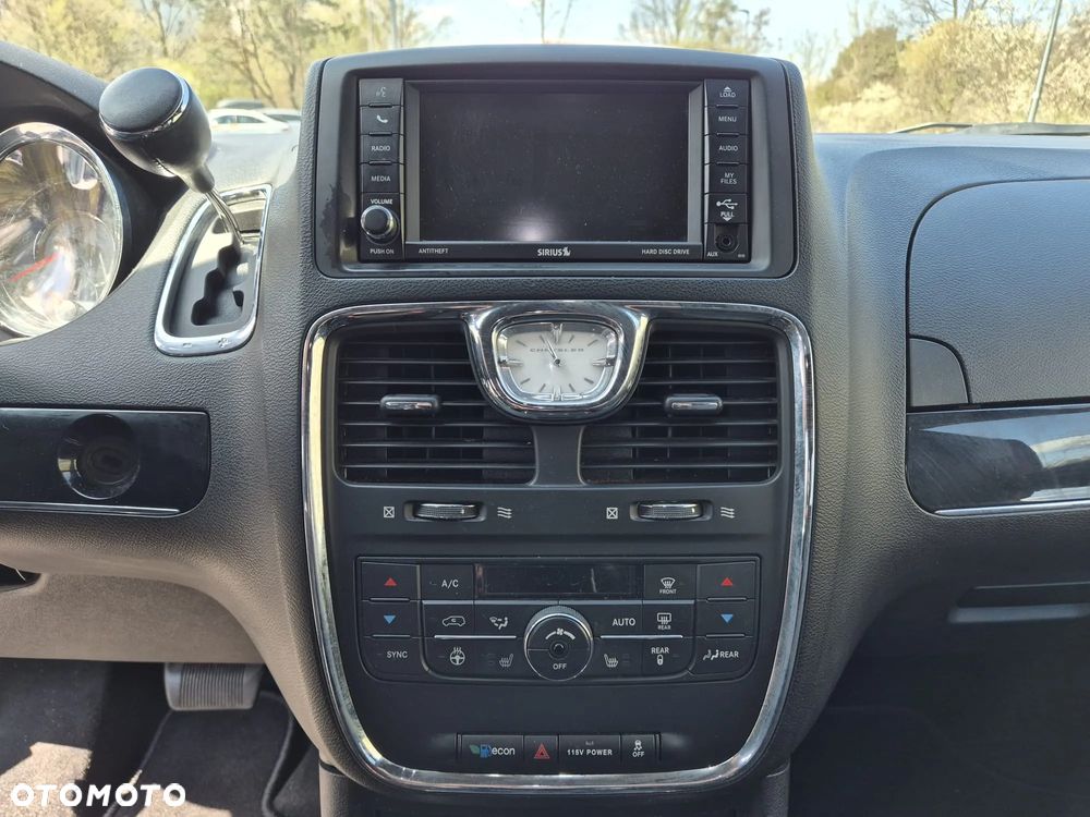 Chrysler Town & Country - 11