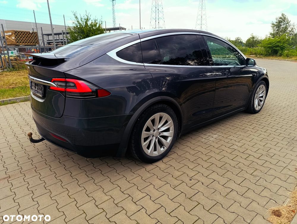 Tesla Model X - 14