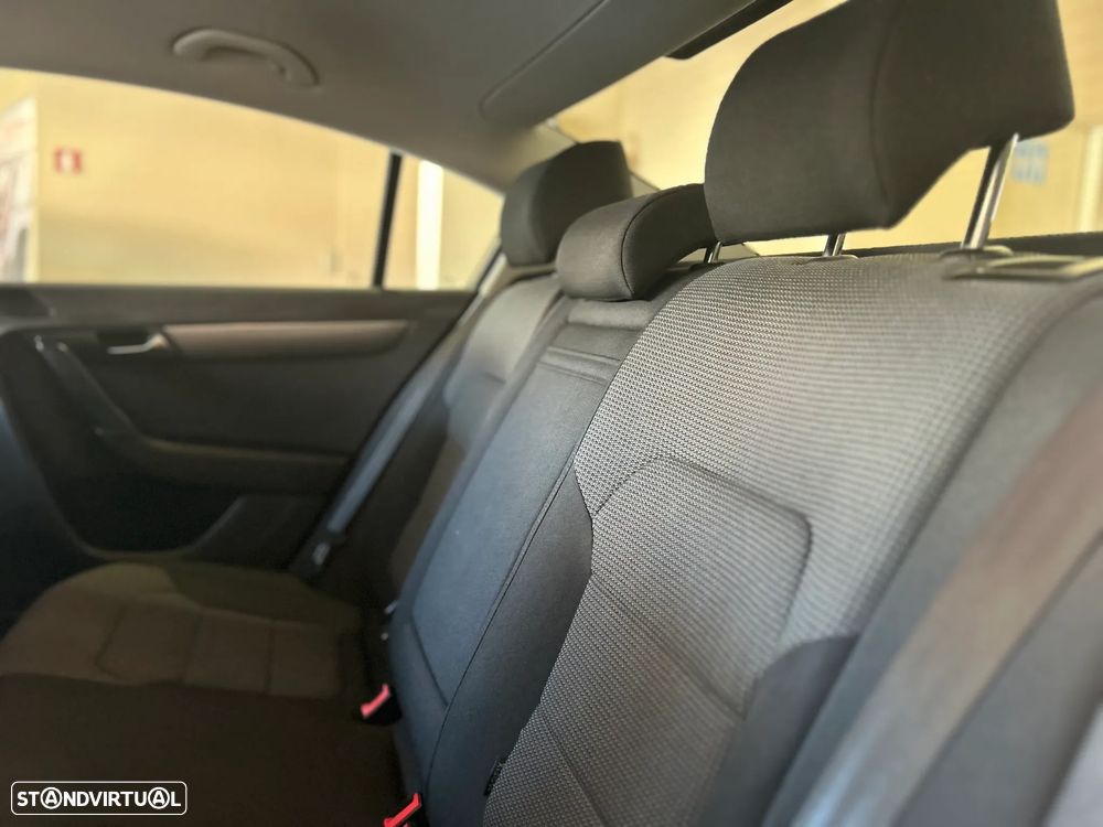 VW Passat 2.0 TDI BlueMotion Trendline - 21
