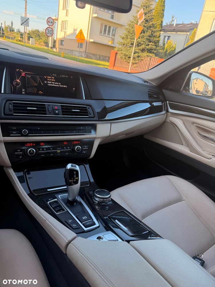 BMW Seria 5 528i xDrive Sport-Aut Luxury Line - 31