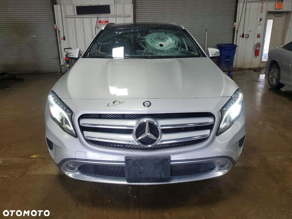 Mercedes-Benz GLA 250 4Matic 7G-DCT - 5
