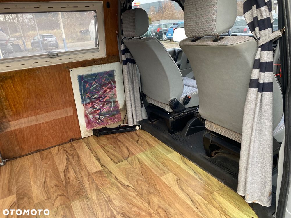 Volkswagen Caravelle - 24