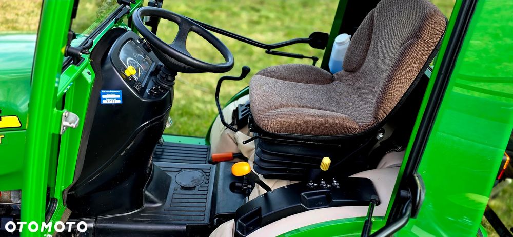 John Deere 2320 HST - 12