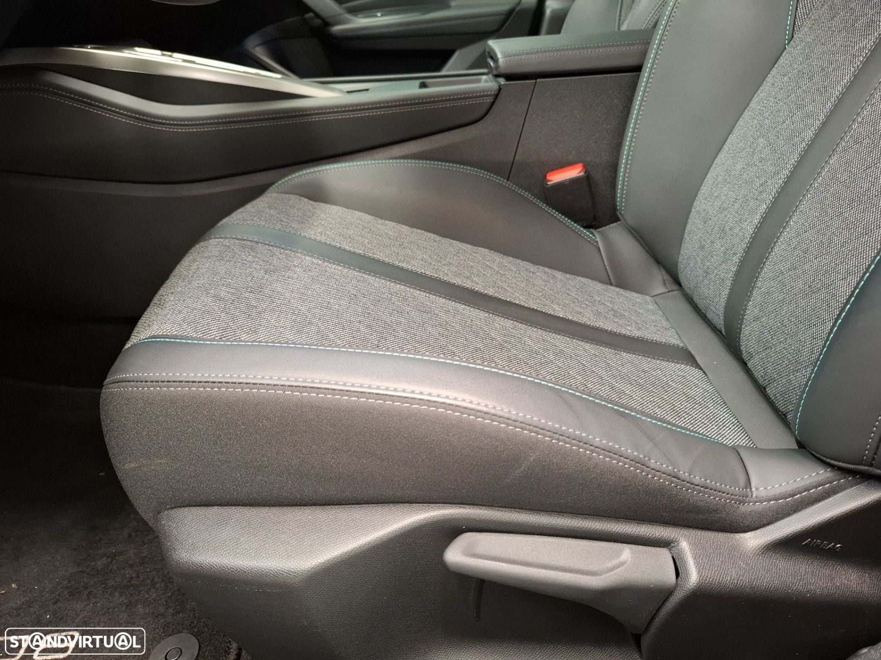 Peugeot 408 1.6 Hybrid Allure e-EAT8 - 22