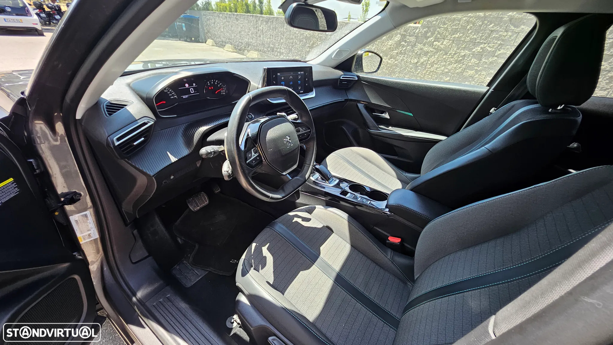 Peugeot 2008 1.2 PureTech Allure EAT8 - 11