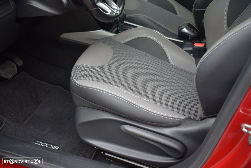 Peugeot 2008 1.2 PureTech Allure EAT6 - 33