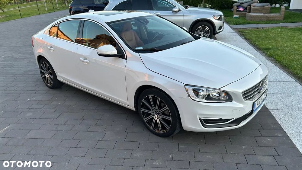 Volvo S60 T5 Drive-E Dynamic Edition (Momentum) - 1
