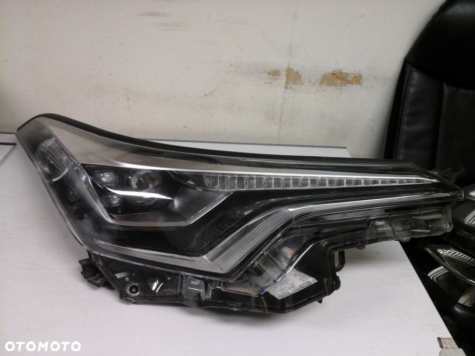 REFLEKTOR TOYOTA C-HR 81110-F4071-00 PRAWY - 2