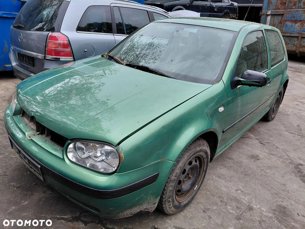 Części-Volkswagen Golf 1,4 Rok 2002  Pojemność 1390 Moc 55 kW Benzyna - 2