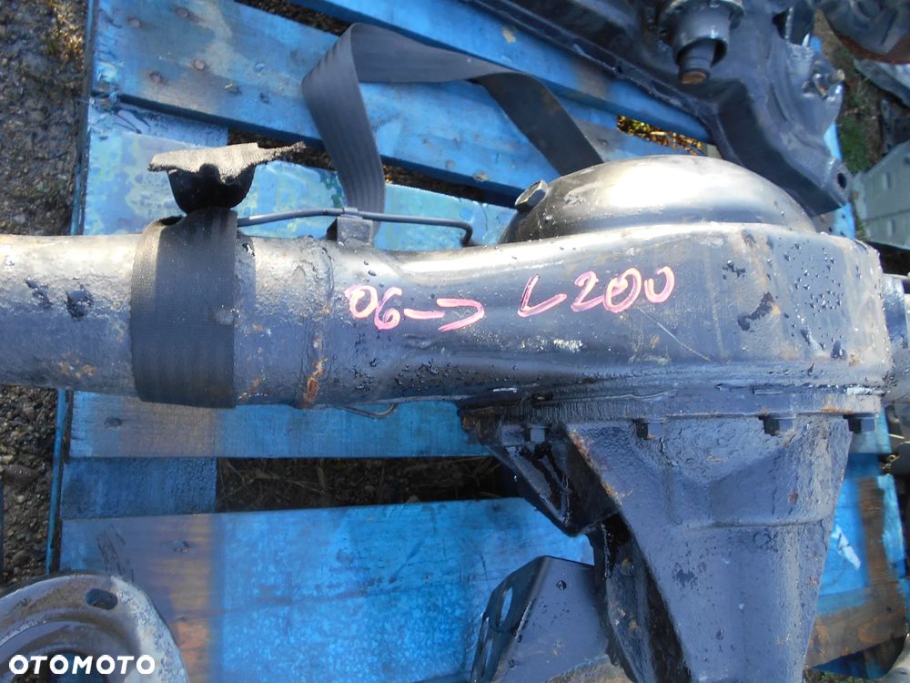 MITSUBISHI L200 MOST TYLNY - 2