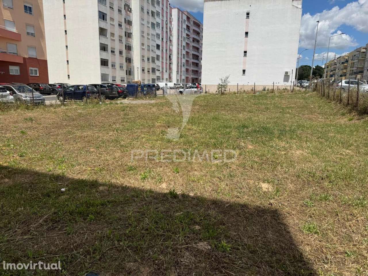 Terreno Urbano para construção de 4 pisos com cave, 4 fogos T2 por... - Grande imagem: 2/13