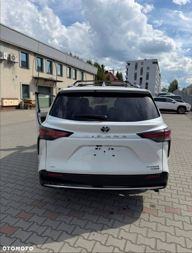 Toyota Sienna - 2
