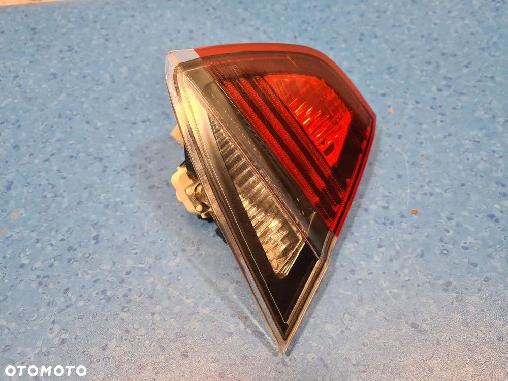 BMW 320I E90 LAMPA TYŁ LEWA WEWNĘTRZNA - 2