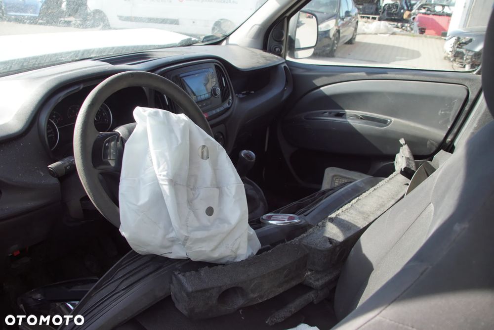 Auto na części - Fiat Doblo II Lift 1.3 MultiJet 90 KM 263A2000 C510 249 2016R Silnik Skrzynia Drzwi Błotnik Zderzak Lampa Klamka Lusterko Szyba Deska Kokpit Sterownik Moduł Czujnik Licznik Wyświetlacz Panel Kierownica - 10