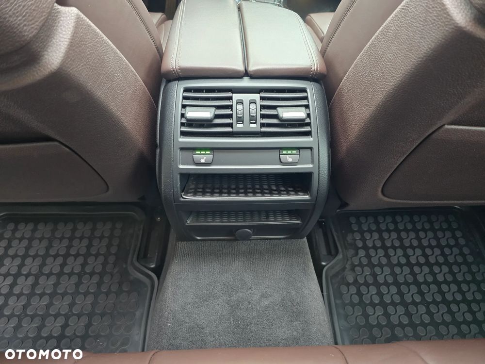 BMW Seria 5 535i xDrive Sport-Aut Luxury Line - 35
