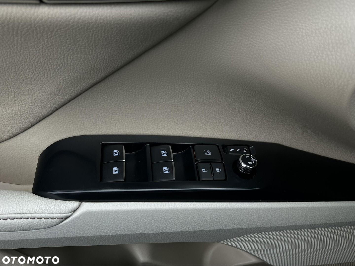 Toyota Camry 2.5 Hybrid Executive CVT - 22