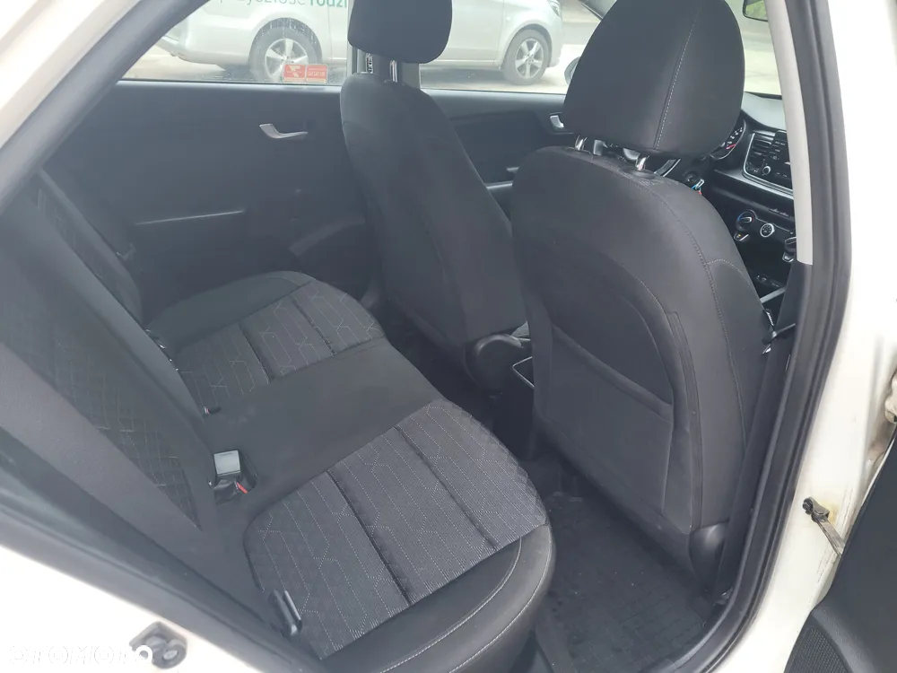 Kia Rio - 12