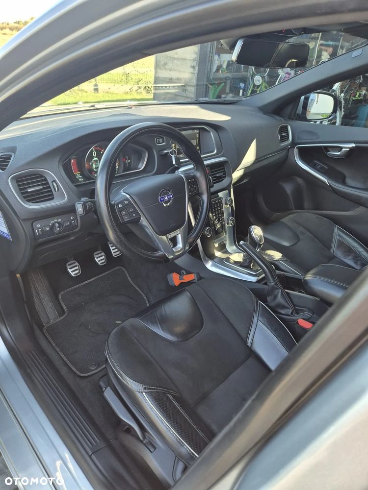Volvo V40 D2 R-Design - 13