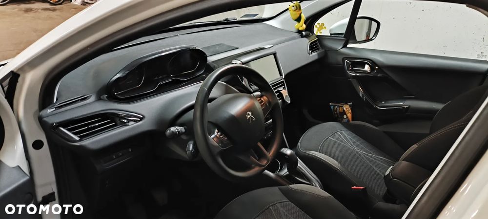 Peugeot 208 - 10