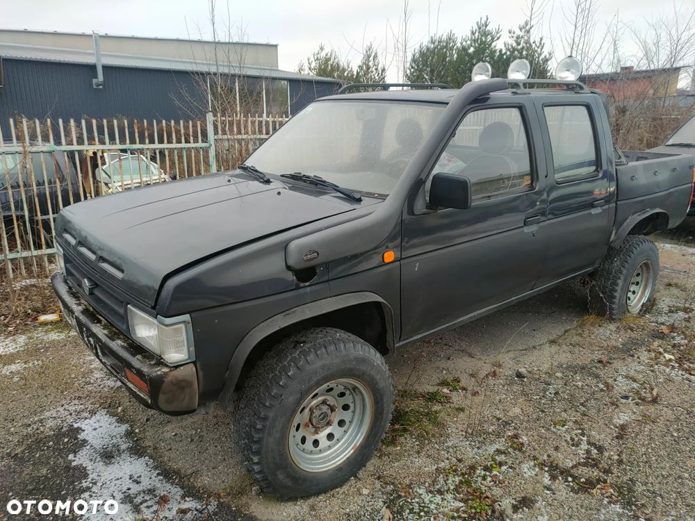 Nissan Pickup - 1