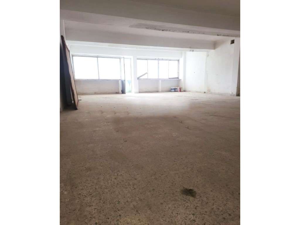 Loja Espaçosa em Agualva - Cacém | 210 m² | - Grande imagem: 4/10