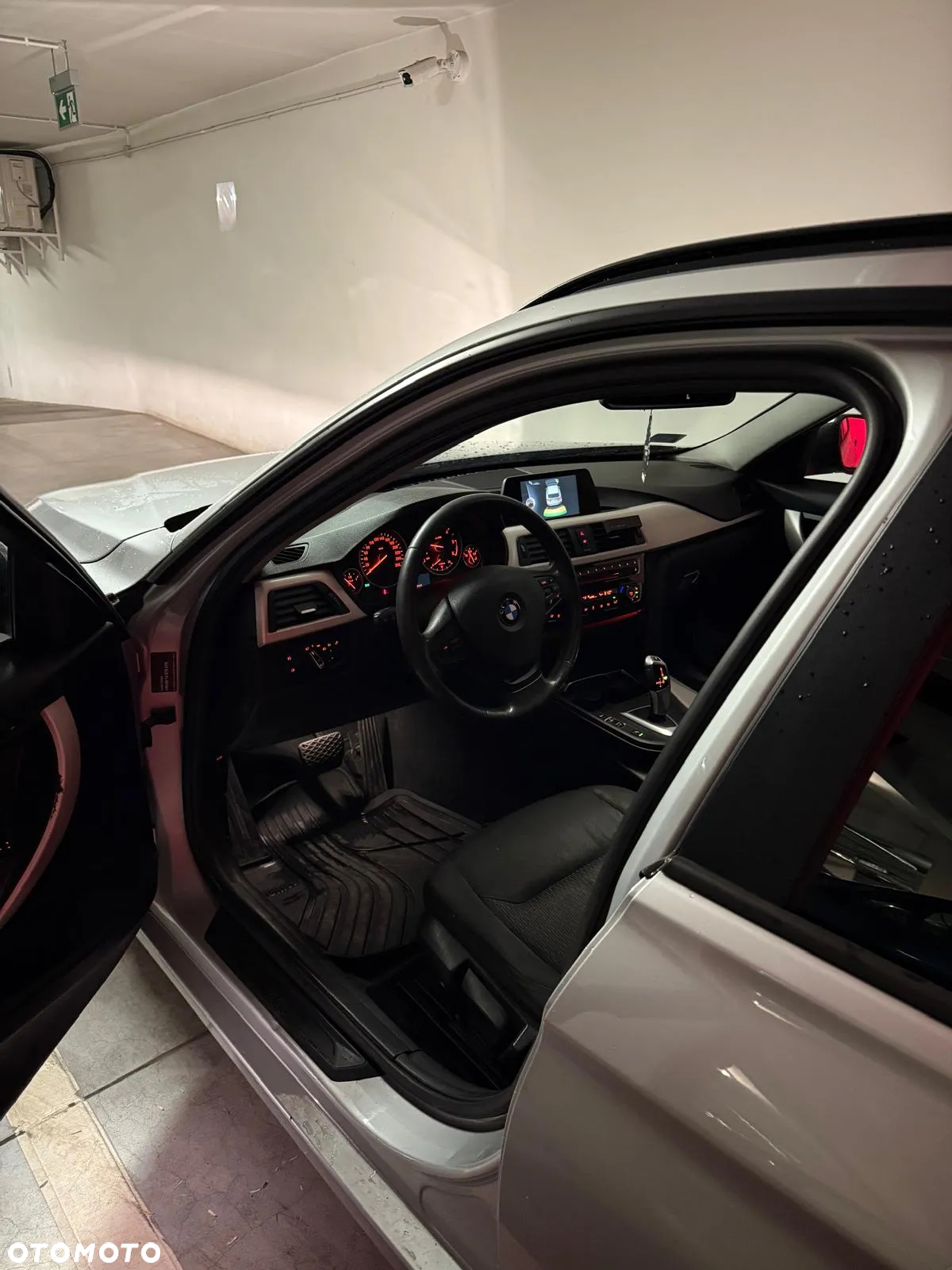 BMW Seria 3 318d Touring - 12