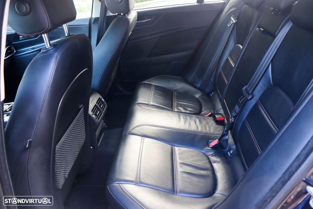 Jaguar XE 2.0 D Portfolio AWD Aut. - 11