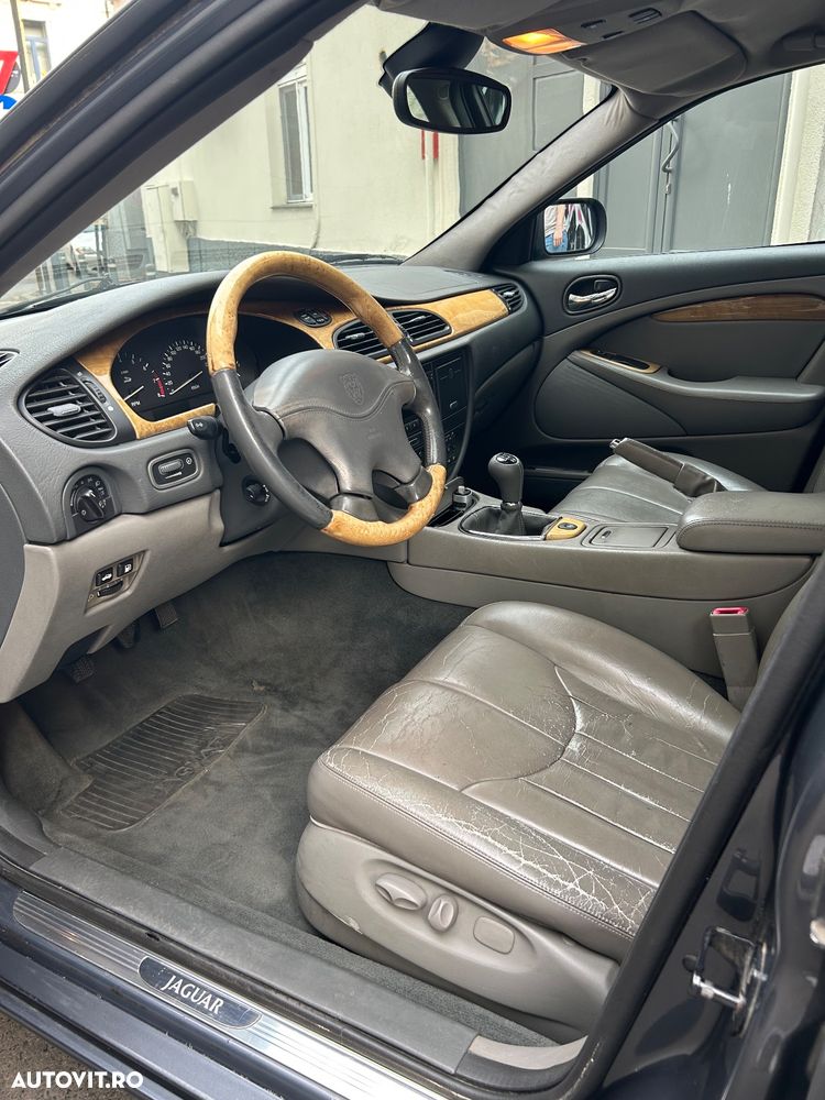 Jaguar S-Type - 11
