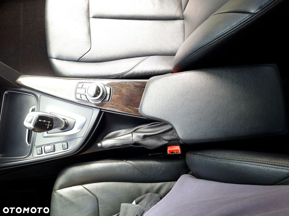 BMW Seria 3 320i Luxury Line - 25