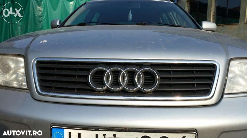 Grila fata Audi A6 cu emblema Dezmembrez Audi A6 combi gri - 1
