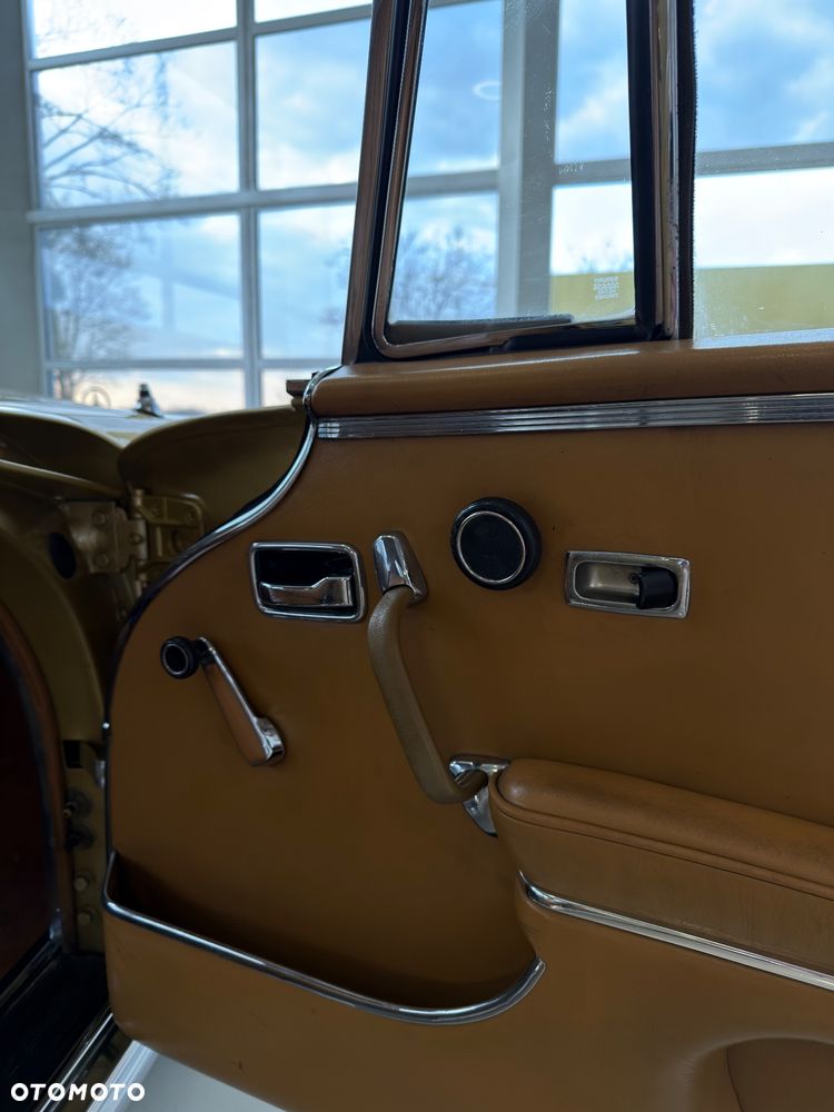 Mercedes-Benz 280 - 22