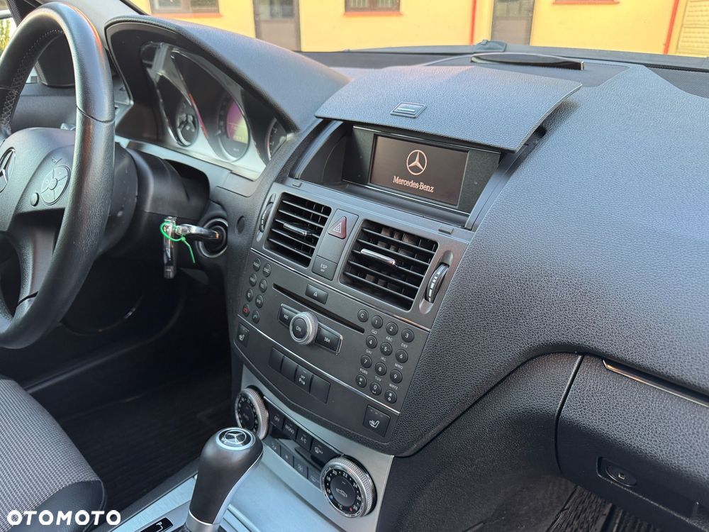 Mercedes-Benz Klasa C 180 CGI Automatik BlueEFFICIENCY Avantgarde - 27