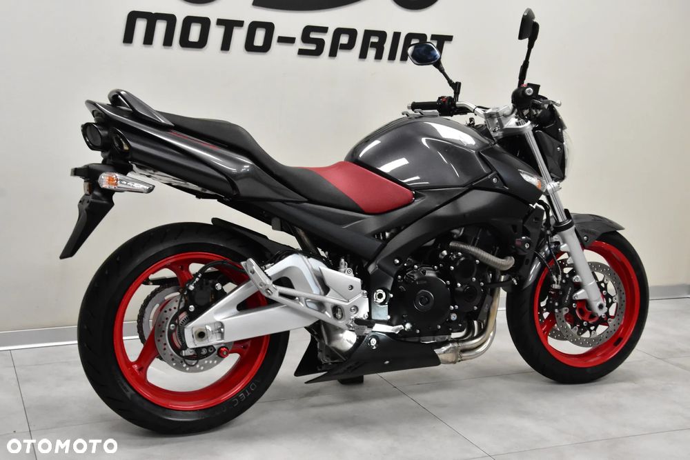 Suzuki GSR - 6