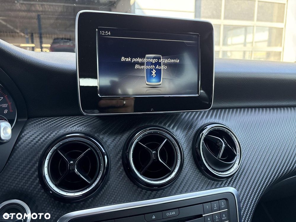 Mercedes-Benz GLA 180 7G-DCT - 22