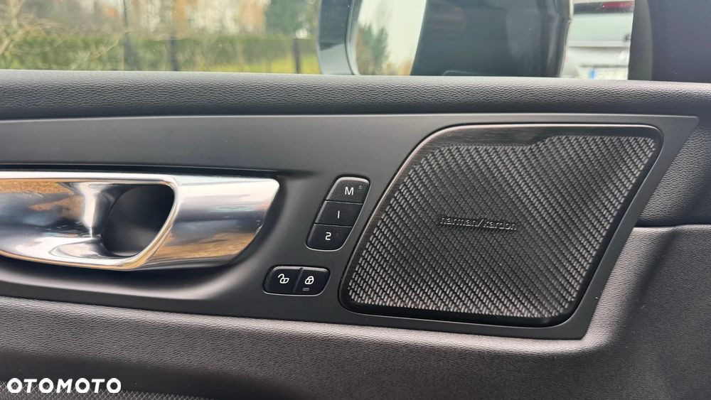 Volvo XC 60 T6 Plug-In Hybrid AWD R-Design - 26