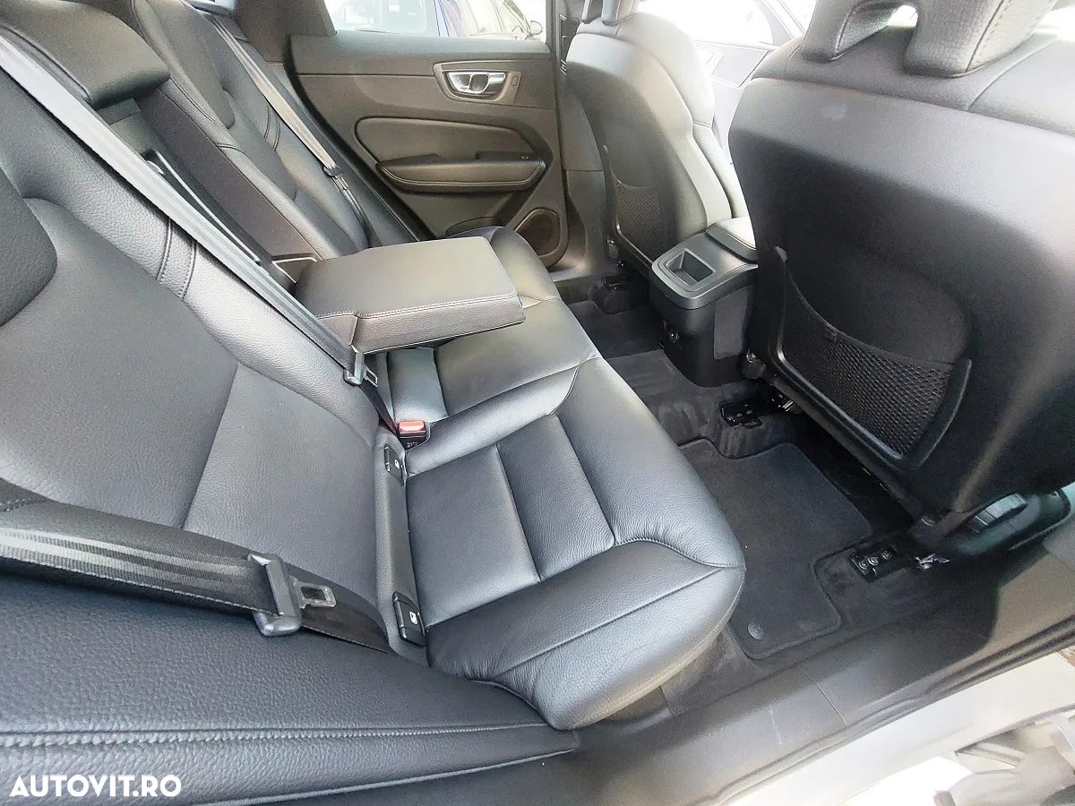 Volvo XC 60 B4 MHEV AWD Momentum Pro - 11