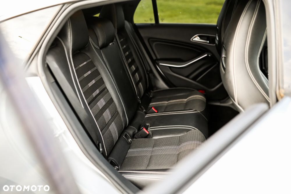 Mercedes-Benz CLA 180 7G-DCT Peak Edition - 27