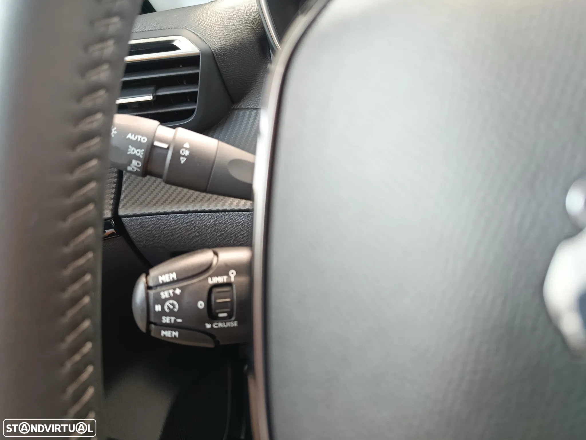Peugeot 208 - 8