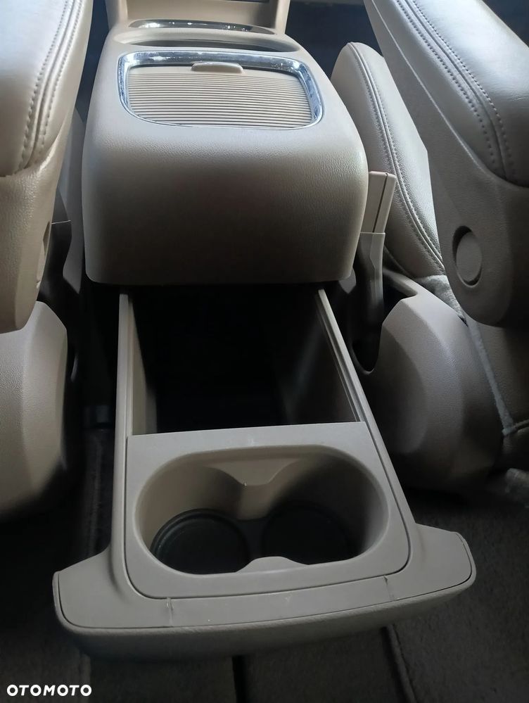 Chrysler Town & Country 3.6 Limited - 34