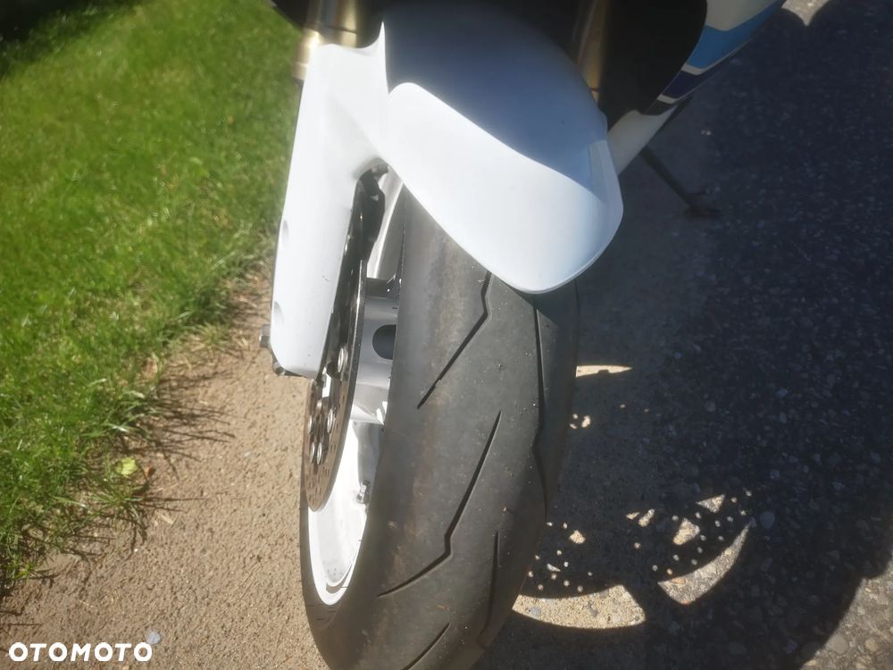 Suzuki GSR - 6