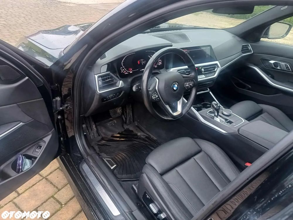 BMW Seria 3 330i xDrive M Sport - 9